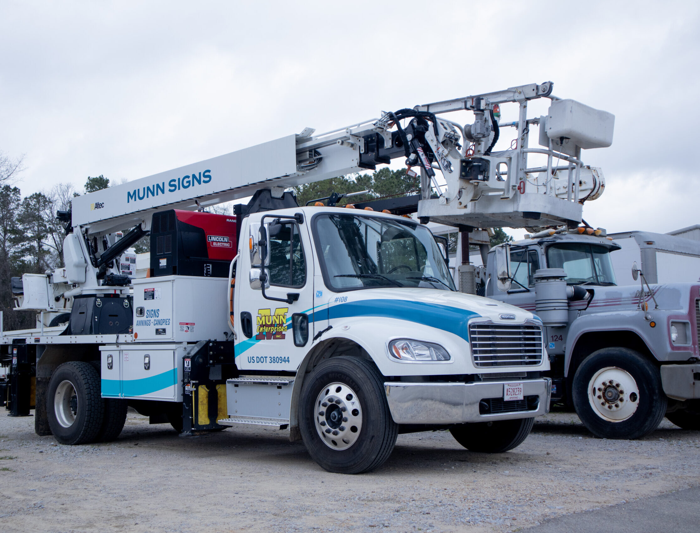 Bucket Truck-2